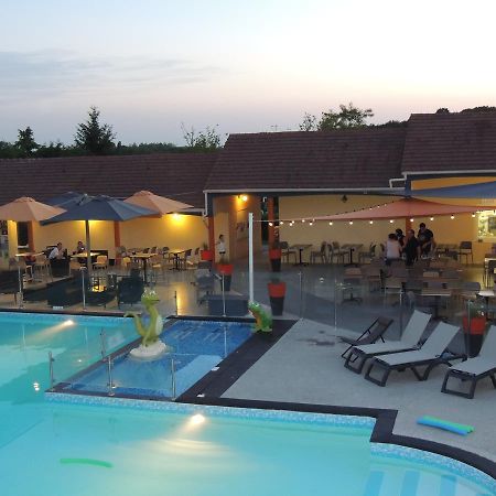 Camping L'Arada Parc Sonzay Exterior photo